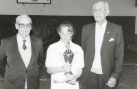 1991VM_KF_Pokal_Ehrenvorsitzende_fuerBritta