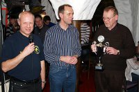 15.11.08: Der Radball- Abteilungsleiter Herbert Overbeck überreicht Bernhard Rose den Pokal als "Radballer des Jahres 2008". Am Nachmittag hatte Bernhard nach 25 Jahren Schiedsrichter- Tätigkeit die Pfeife aus der Hand gelegt und schon ein Dankes- Präsent entgegengenommen. 